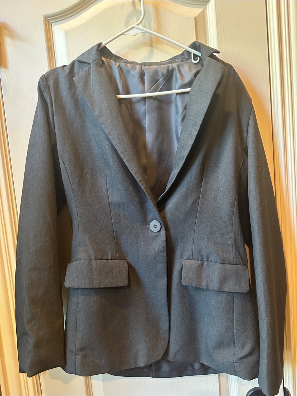 Tailored Women's Gray Single-Button Blazer